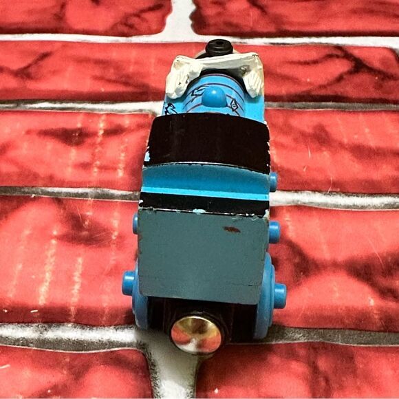Thomas & Friends Railway wooden magnetic Thomas #1 Train - Picture 4 of 6